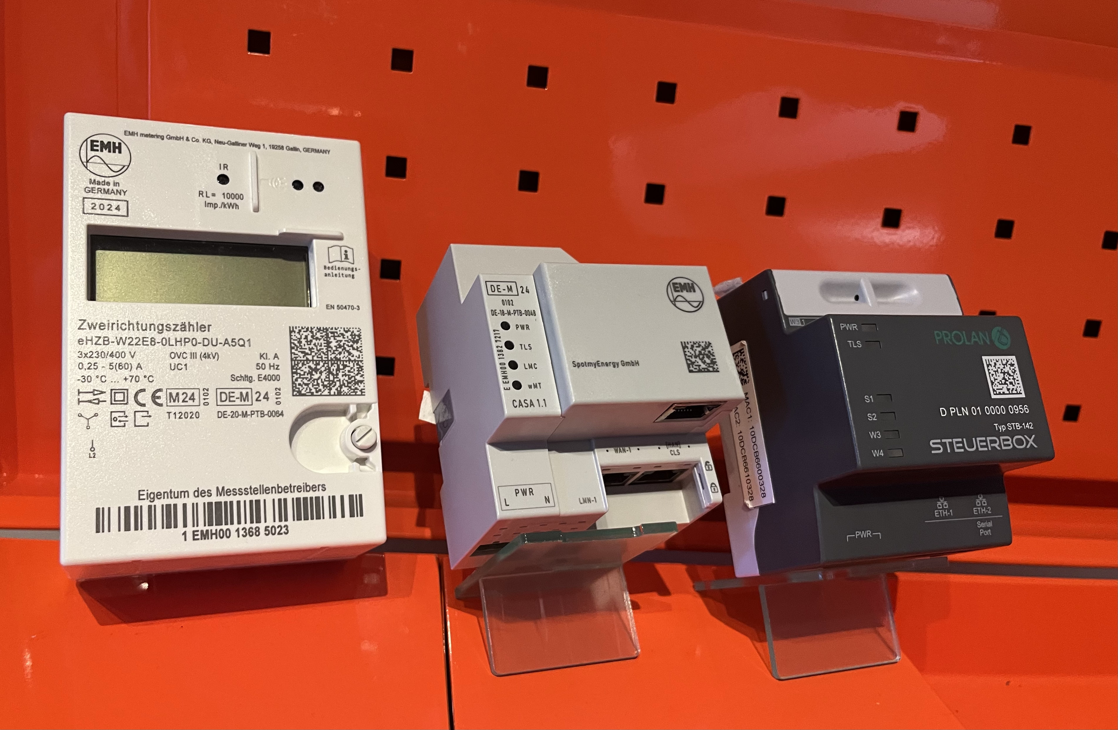 Smart Meter mit moderner Messeinrichtung (links), Smart Meter Gateway (Mitte) und Steuerbox (rechts)